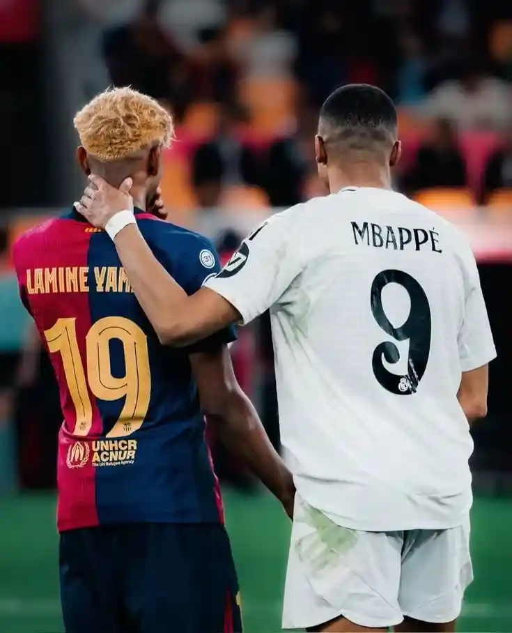 Lamine Yamal y Kylian Mbappé en un partido de fútbol